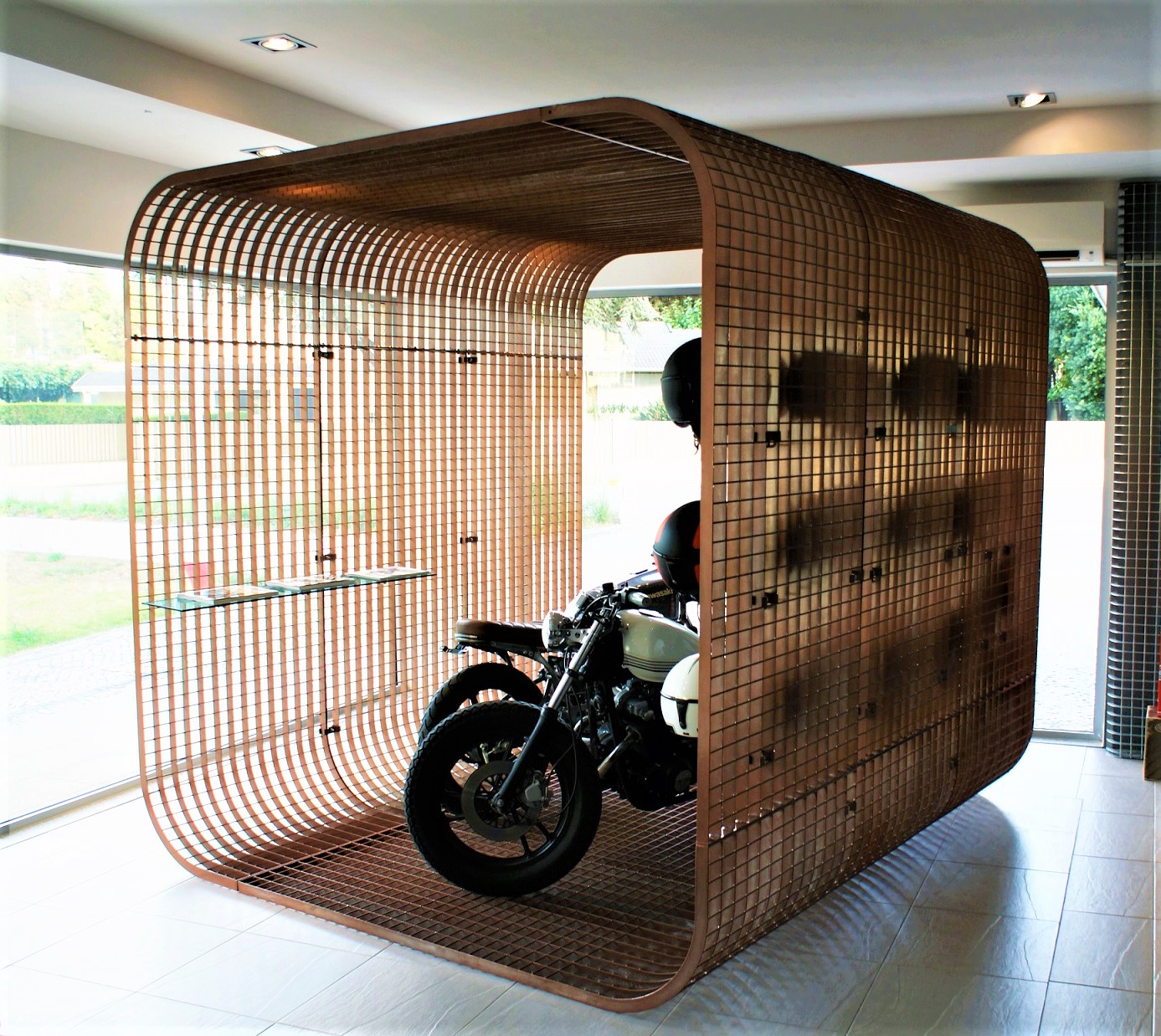 Cubo em Gradil Tridimensional com estantes para opções de retail