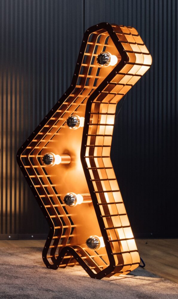 Candeeiro de Chão em Gradil Tridimensional